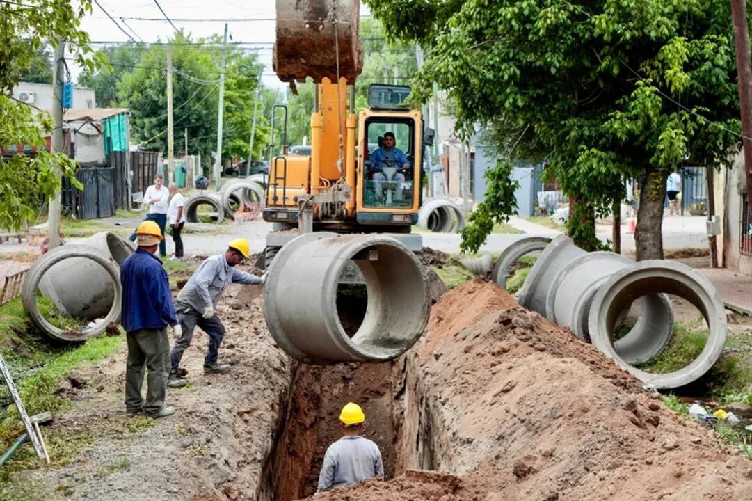 Pilar avanza con obras para mejorar el drenaje y reducir anegamientos