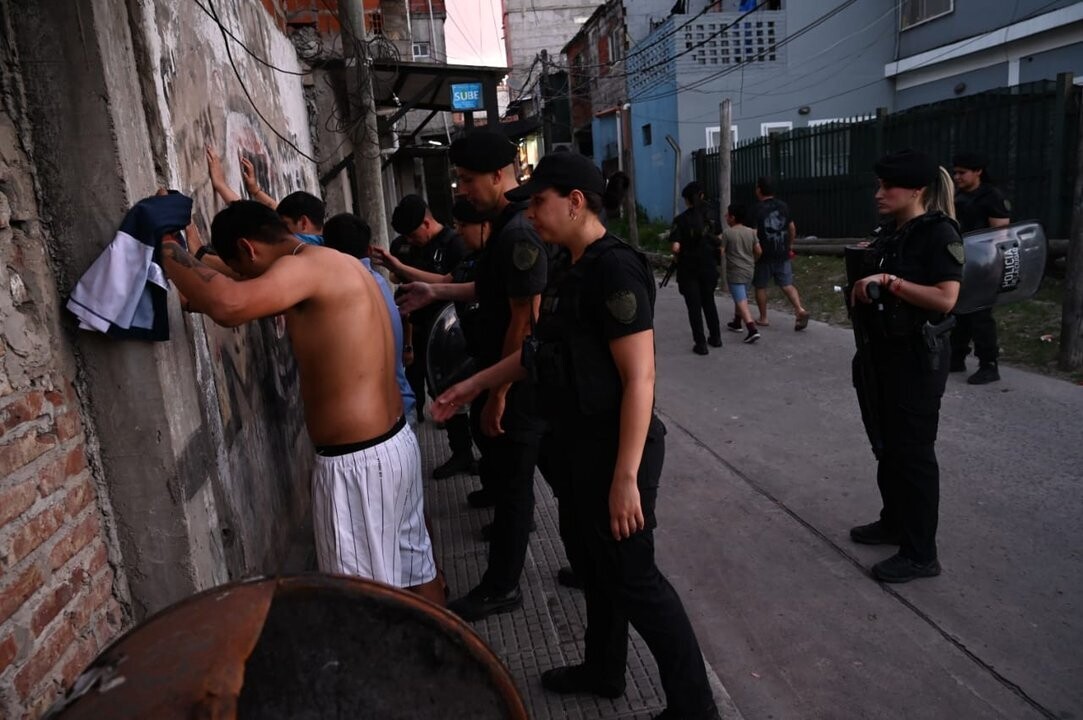 Полиция Буэнос-Айреса отмечает год работы в Вилье 1-11-14