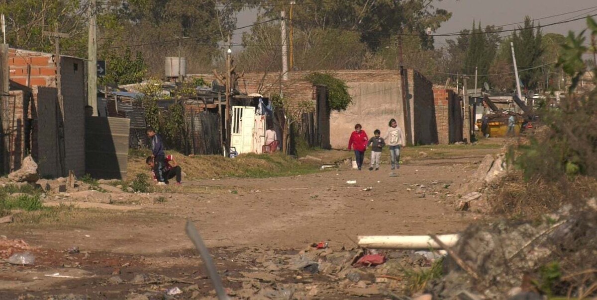 Бедность в Аргентине снизилась, но остается на исторически высоком уровне