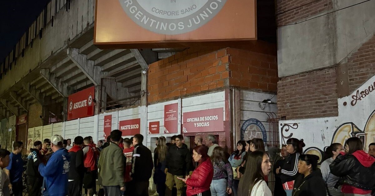 Огромные очереди у стадиона Марадоны