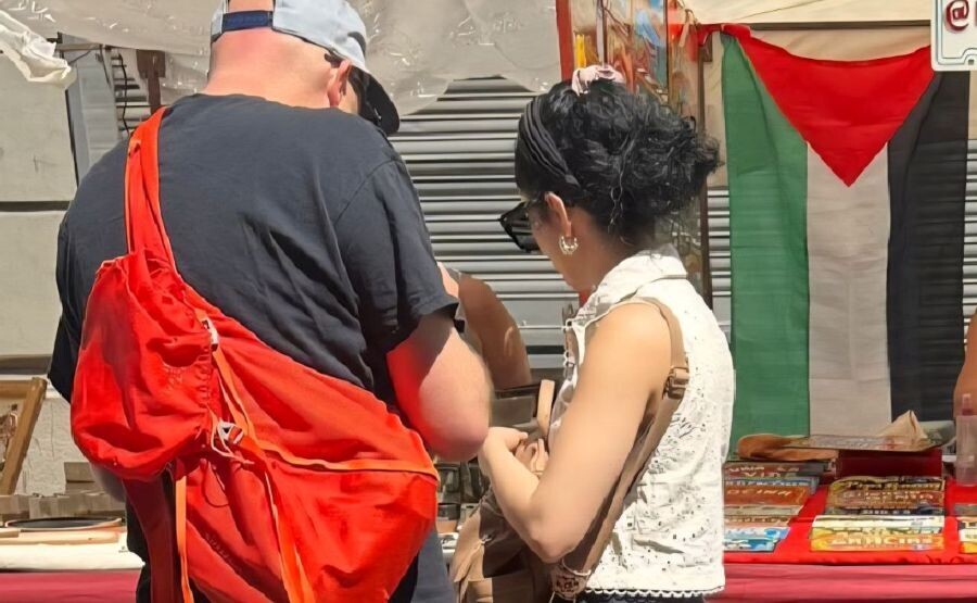 Difamación y acoso por una bandera de Palestina en una feria de Buenos Aires