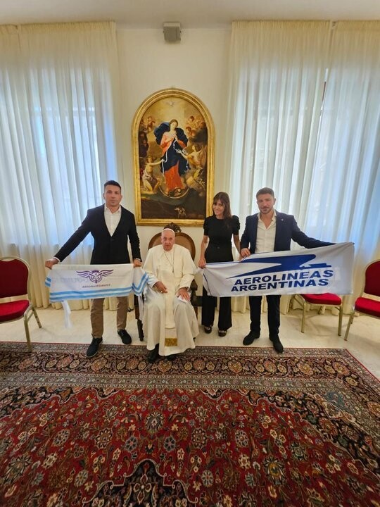 Папа Франциск поддерживает авиакомпанию Aerolíneas Argentinas