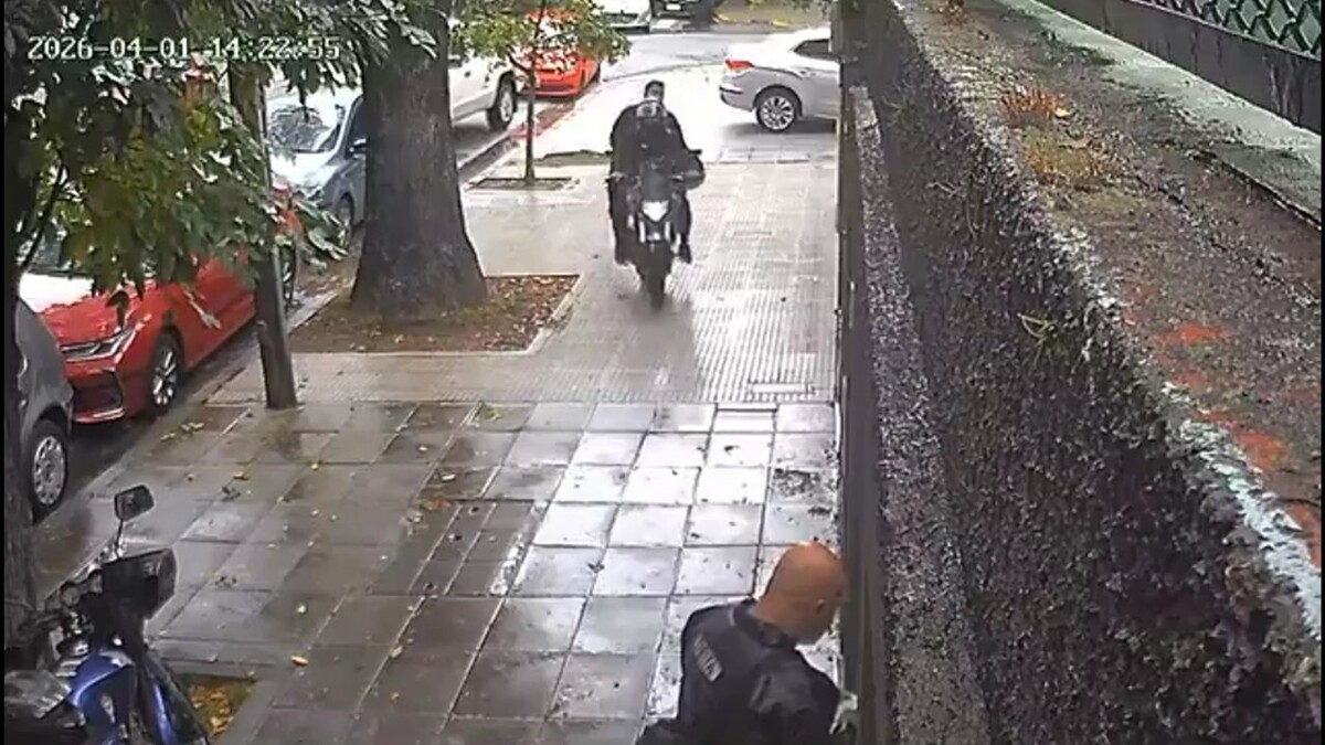 Ex-Police Officer Shoots at Robbers in Buenos Aires