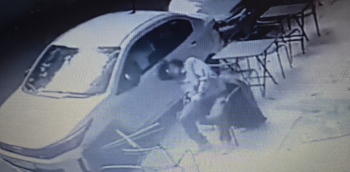 Placa de vidrio se desprendió e hirió a un hombre en una cafetería de Buenos Aires