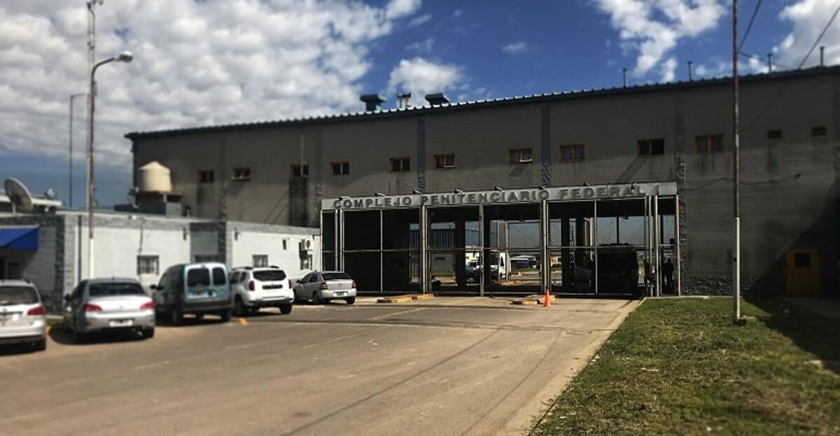 Девять человек обвинены в наркоторговле в тюрьме Эсейса