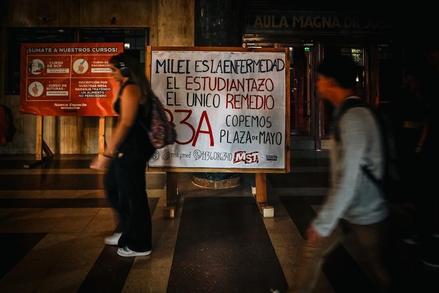 Массовые демонстрации против мер жесткой экономии правительства в Аргентине