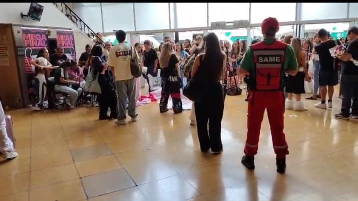 11 человек получили помощь из-за жары и перепродажи билетов в театре Буэнос-Айреса