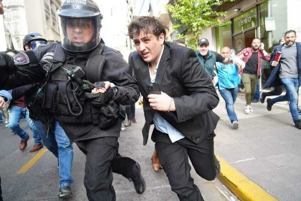 Растущее насилие и студенческие протесты в Аргентине