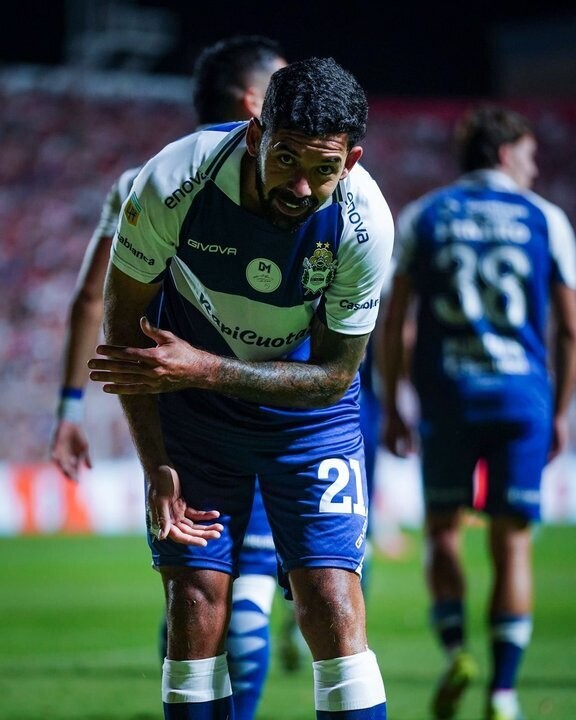 Torres открывает счет, но его удар парирует защитник