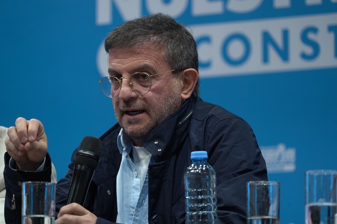 Депутат Карлос Сиснерос лишен иммунитета из-за обвинений в торговле людьми