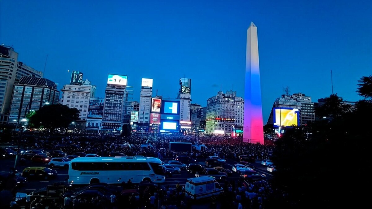 Buenos Aires Obelisk Lit in Venezuelan Colors