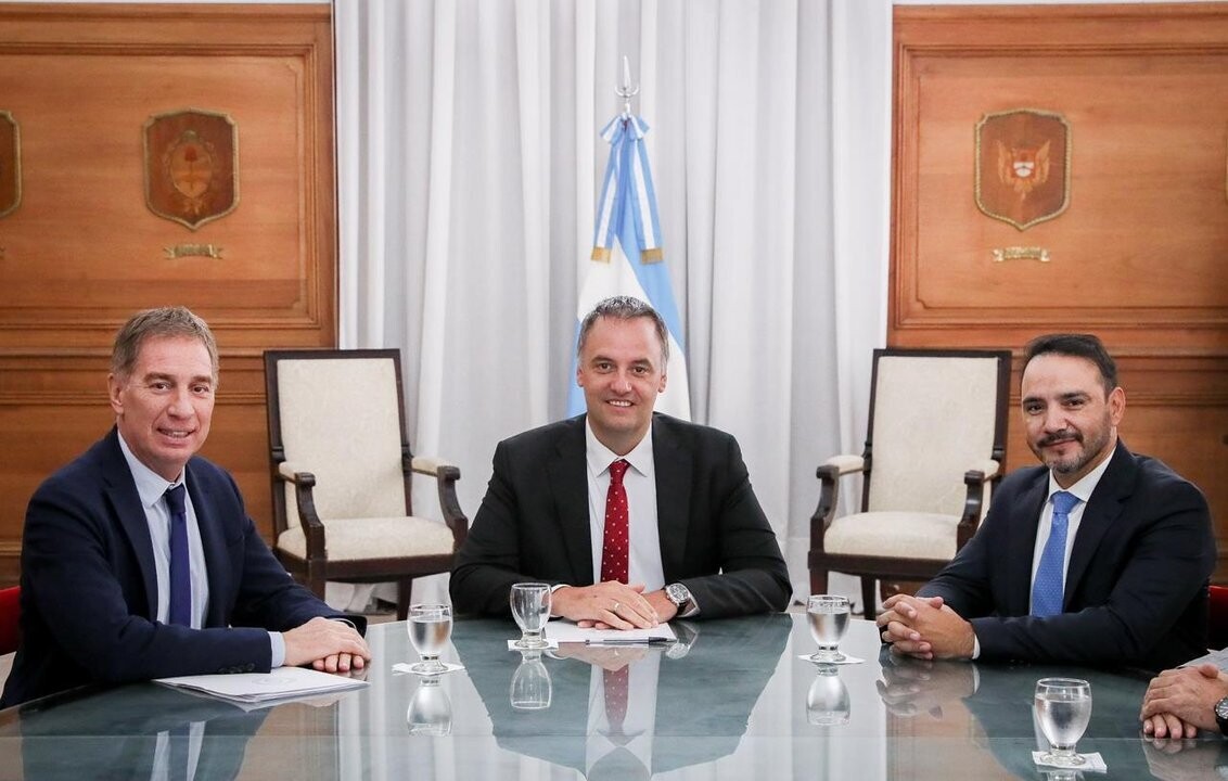 Адорни и Вальдес обсуждают трудовую реформу на фоне политических переговоров в Аргентине