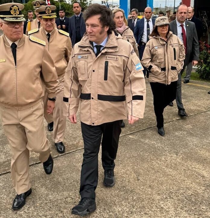 Ответ президента Хавьера Милей на вопрос пользователя о его кроссовках вызывает бурю