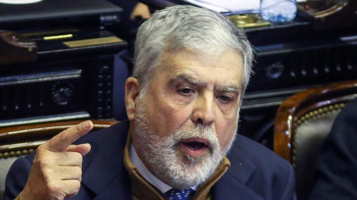 阿根廷前部长胡利奥·德·维多因严重心脏病住院