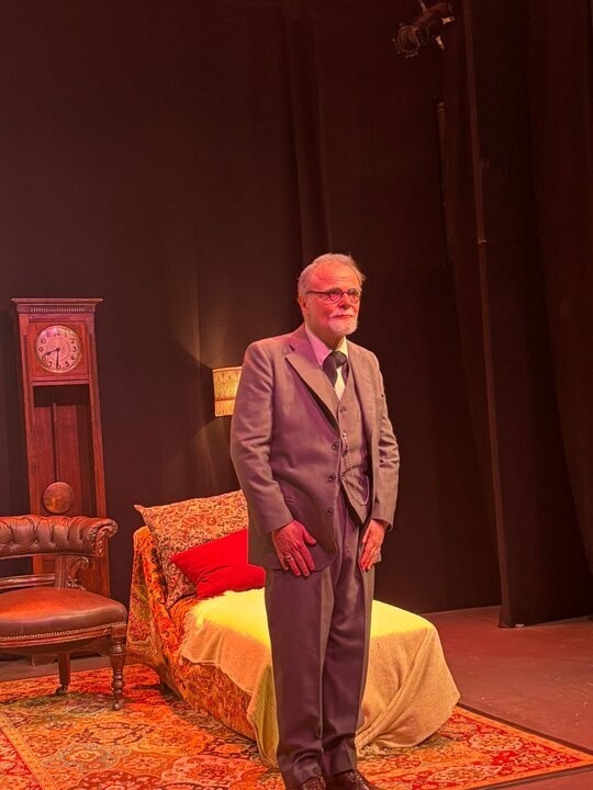 Луис Мачин о своей роли Фрейда в пьесе «Последняя сессия Фрейда»