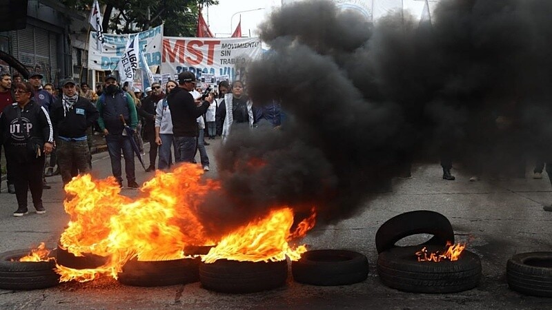 Masivas protestas en Argentina contra la cancelación de programas sociales