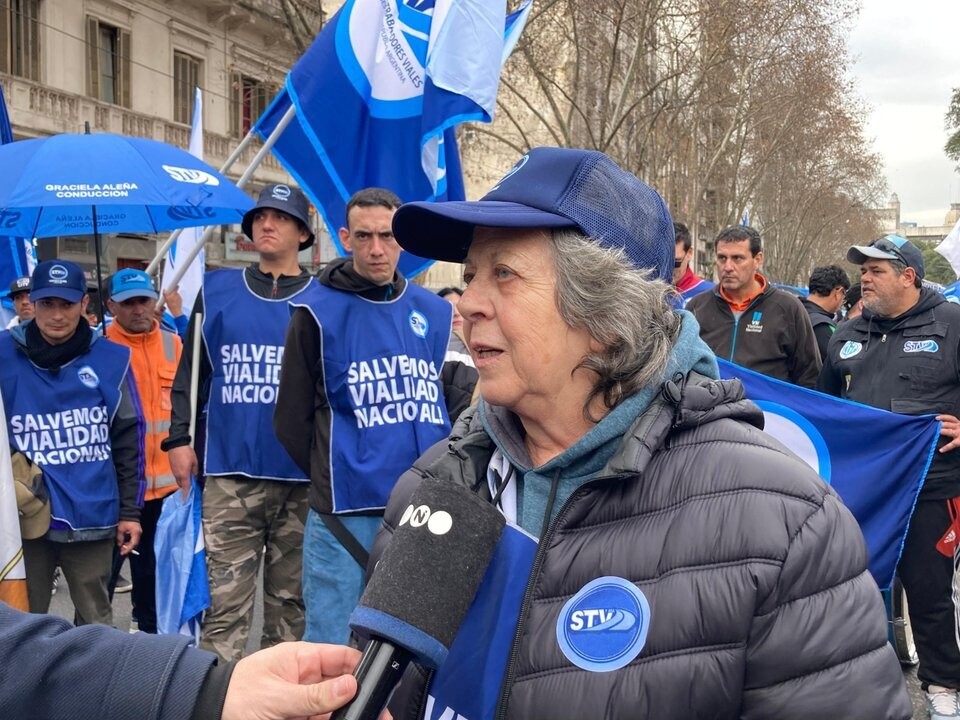 Дорожные рабочие Аргентини проводят собрания из-за отсутствия повышения зарплат