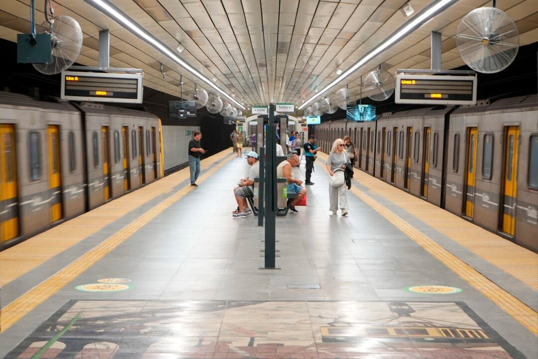 Buenos Aires Subway Workers Block Station for Fired Employee