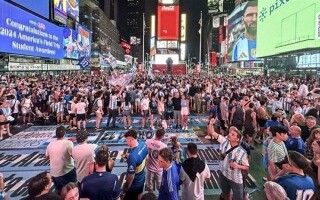 Аргентинские болельщики собрались на Таймс-сквер, чтобы поддержать национальную сборную