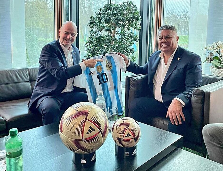 Суд Аргентины разрешил главе АФА выехать из страны