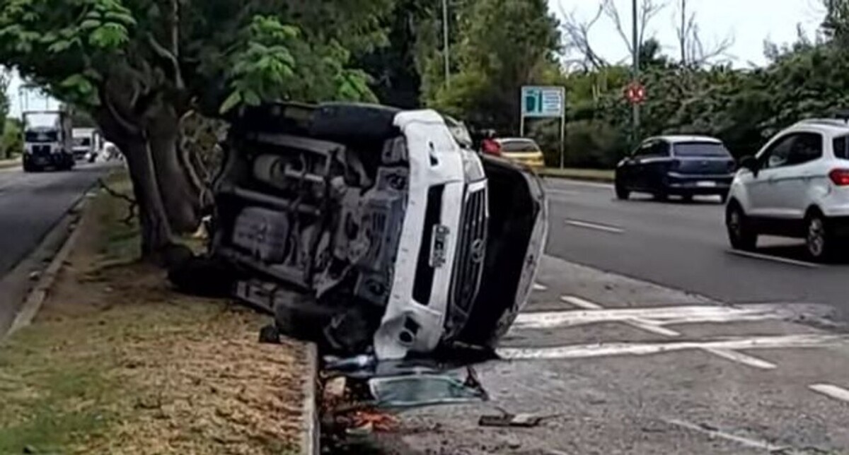布宜诺斯艾利斯发生皮卡车撞车事故致男子受伤