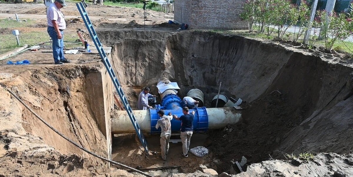 Разрыв трубы на очистных сооружениях в Паране травмировал двоих рабочих