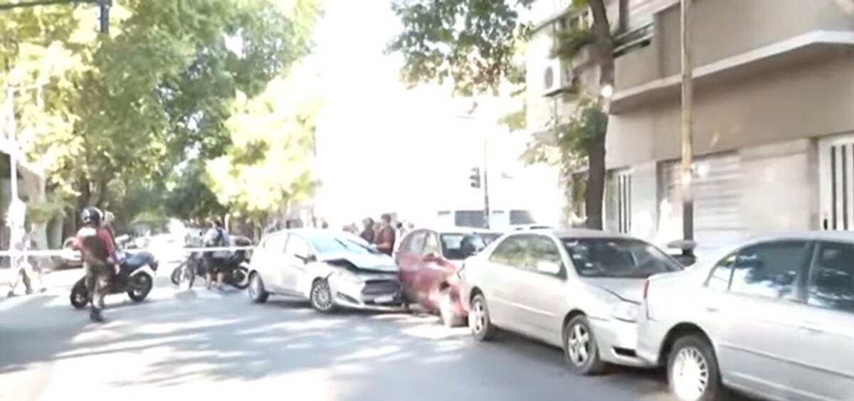 Водитель врезался в машины и забаррикадировался в Буэнос-Айресе