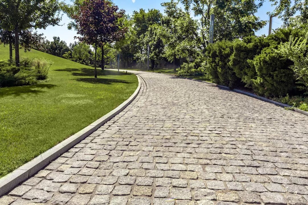 Натуральное средство на основе уксуса и соды для борьбы с сорняками