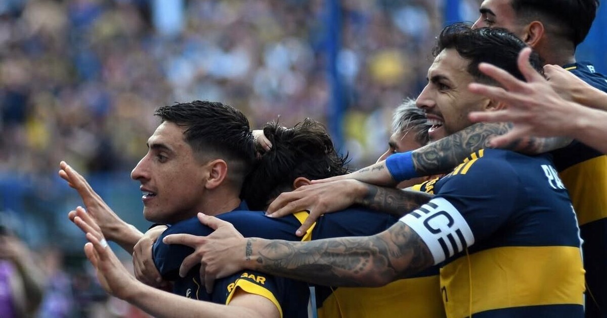 Футболисты Боки празднуют победу над Ривером