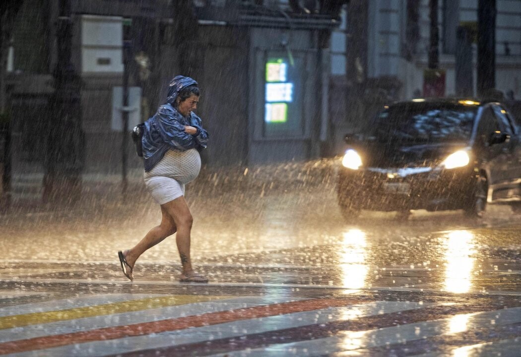 Сильные дожди в Буэнос-Айресе после изнурительной жары