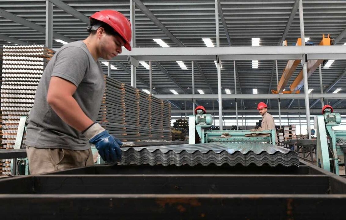 Углубление рецессии в Аргентине с падением промышленности на 21,2%