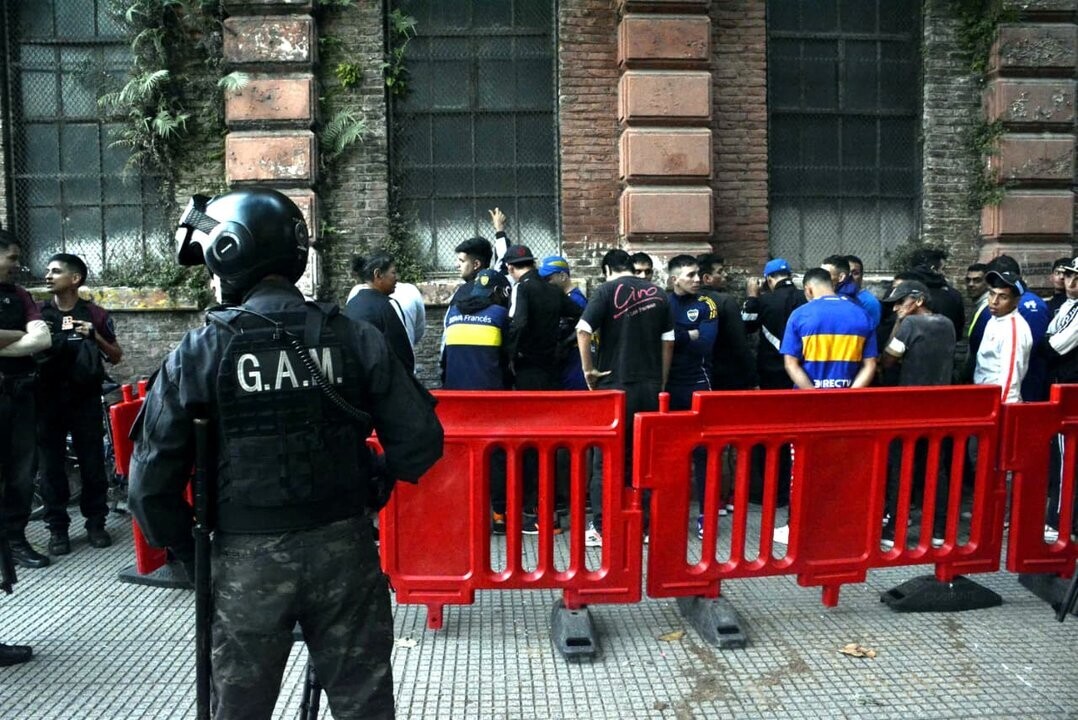 Операция безопасности на стадионах Буэнос-Айреса в рамках футбольных матчей