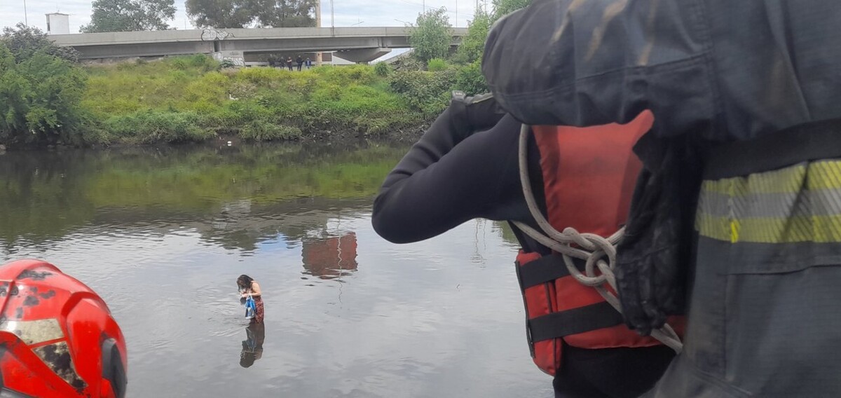Woman Rescued from Riachuelo River in Buenos Aires