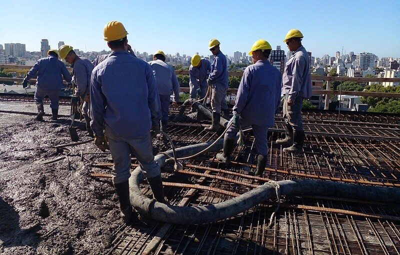 Правительство продвигает трудовую реформу с увеличением рабочего времени и ограничением зарплат