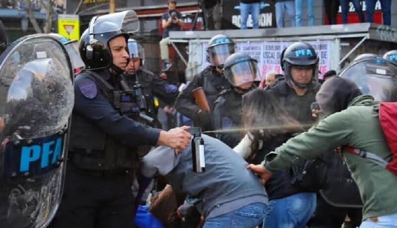 Эскалация полицейского насилия во время протестов в Аргентине