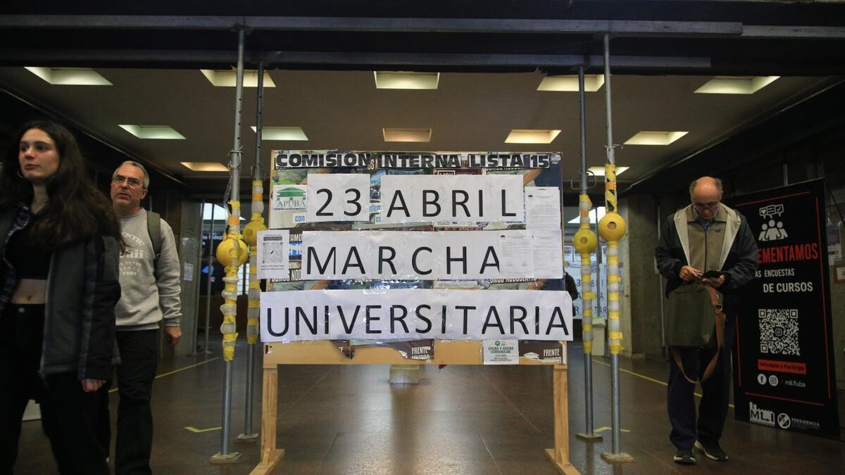 Митинг против сокращения бюджета в университетах Аргентины достигает Пласа-де-Майо