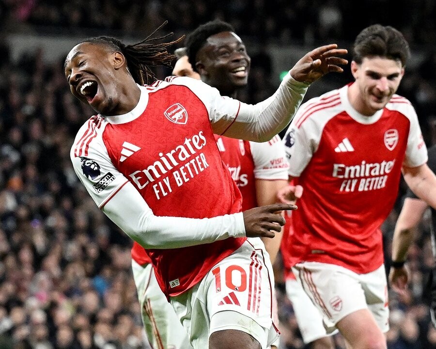 Арсенал принимает Эвертон в борьбе за титул Премьер-лиги