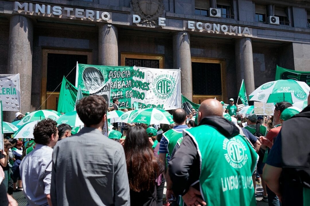Argentina's Public Sector Workforce Declines by 7.2%