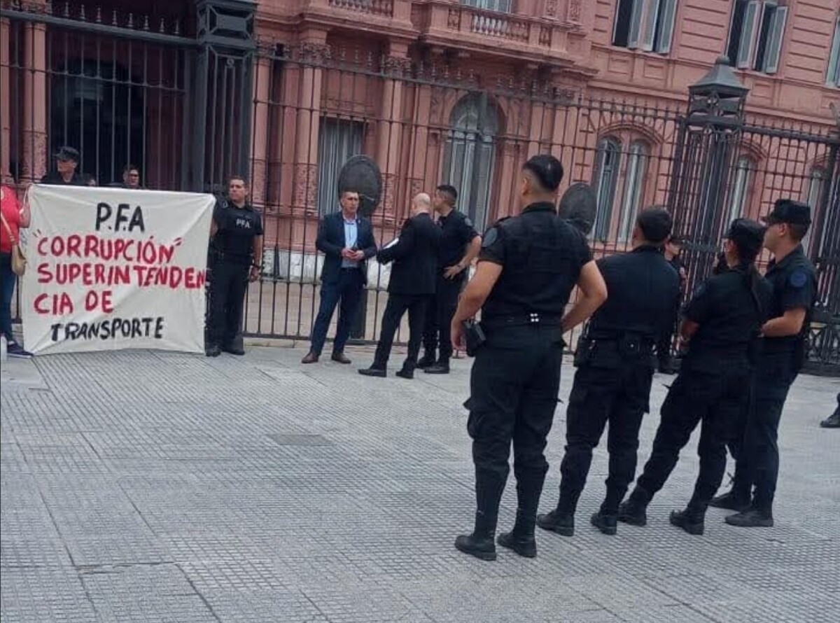 Argentine Federal Police Officer Handcuffs Himself to Casa Rosada in Protest