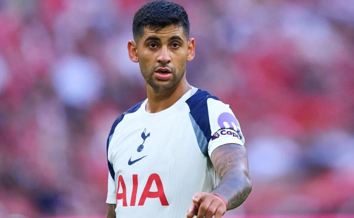 Аргентинский защитник Кути Romero покинул поле из-за травмы