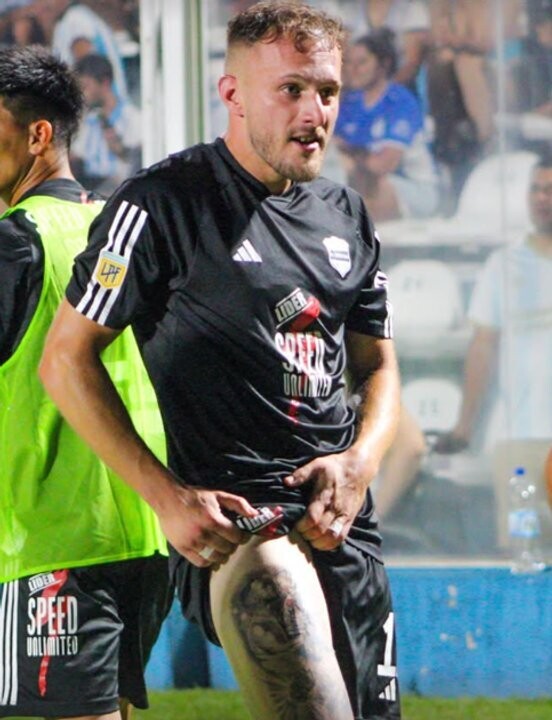 Riestra Dominates Atlético Tucumán with 3-0 Victory