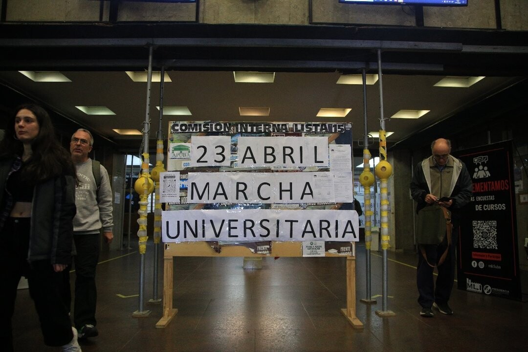 Массовая студенческая протестная акция в Буэнос-Айресе против сокращения бюджета