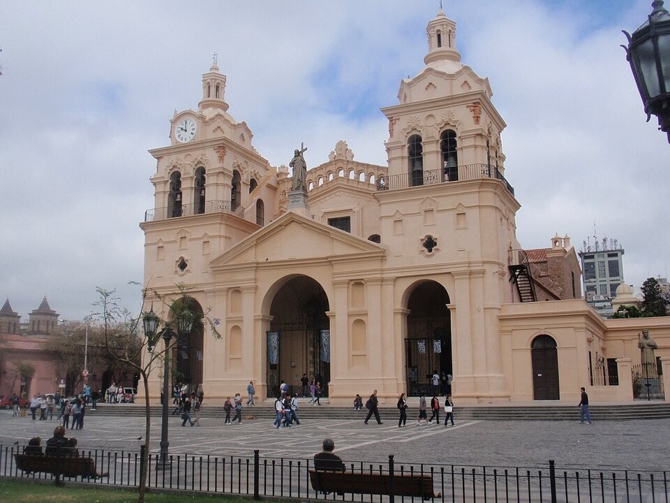 Погода в Кордове: ветрено и облачно