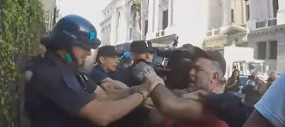 Камермен A24 атакован полицией во время протестов в Конгрессе Аргентины