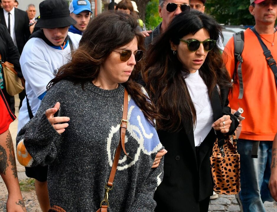 Макри критикует Марадону, вызывая гнев его дочерей