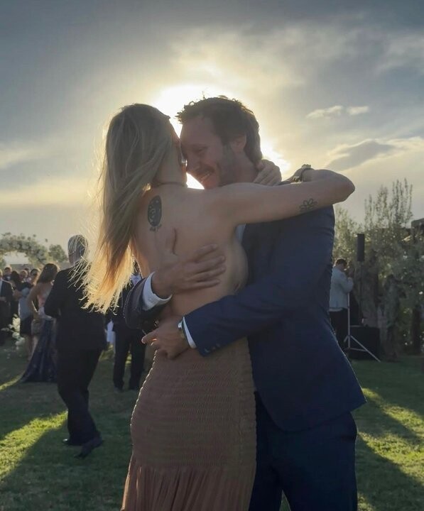 本杰明·比库尼亚远离孩子庆祝圣诞节