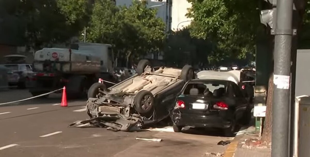 Три автомобиля столкнулись в Буэнос-Айсе, двое пострадали