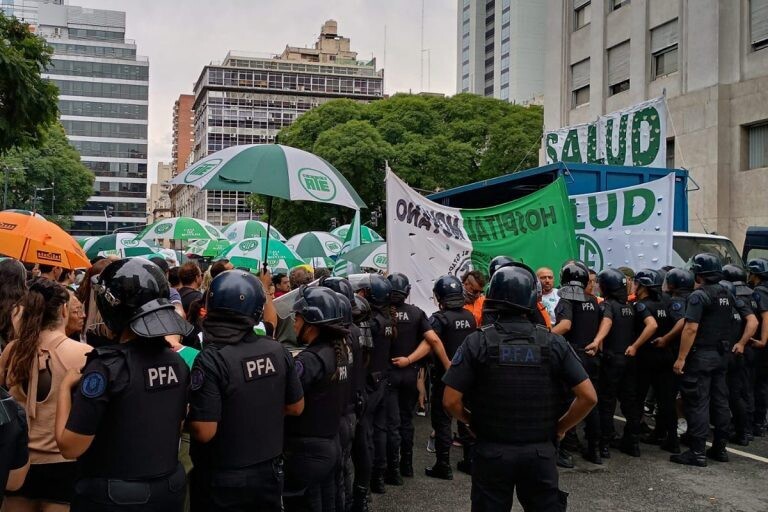 Protests Erupt Over Health Ministry Job Cuts in Buenos Aires