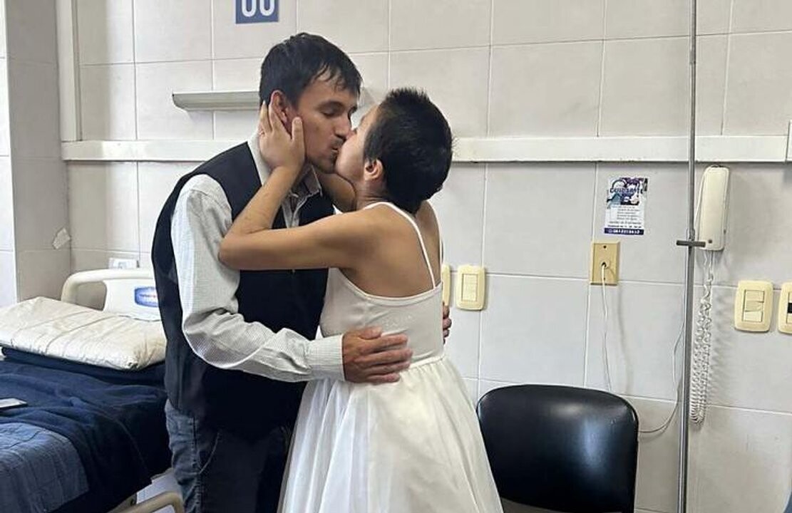 Emotional wedding of cancer patient in the hospital