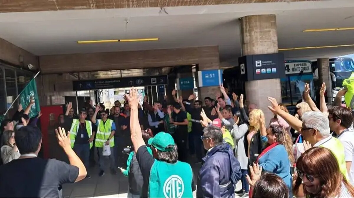 Argentine Air Traffic Controllers' Strike Threatens Long Weekend Chaos